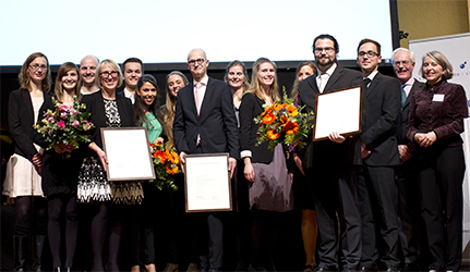 Die Ausgezeichneten 2014 im Programm „Unseren Hochschulen“: Prof. Dr. Silke Segler-Meßner (4 v.l.) und Prof. Dr. Guido Heydecke (Mitte) von der Universität Hamburg sowie Prof. Dr.-Ing. Boris Tolg (4 v.r.) von der Hochschule für Angewandte Wissenschaften Hamburg. Foto: Roland Magunia