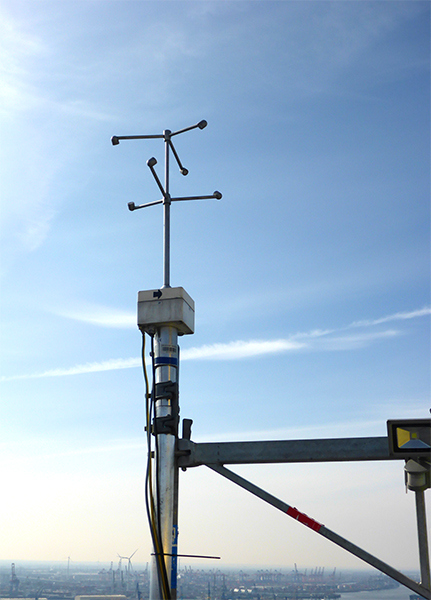 Der neu installierte Windmesser ist am Turmkreuz montiert und nimmt zwanzig Messungen pro Sekunde vor. Foto: UHH/CEN