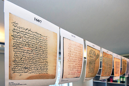 Im SFB 950 „Manuskriptkulturen in Asien, Afrika und Europa“ werden Manuskripte untersucht. Foto: UHH/Karsten Helmholz