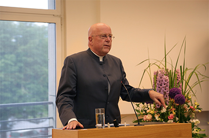 Universitätspräsident Prof. Dr. Lenzen erhält von der japanischen Regierung den „Orden der Aufgehenden Sonne mit Stern, goldenen und silbernen Strahlen“. Foto: UHH/Schoettmer