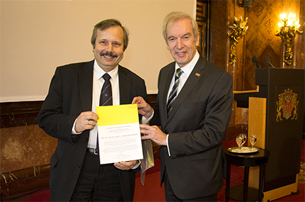 Stolzer Preisträger: Prof. Dr. Roland Wiesendanger (links) mit Prof. Dr. Edwin Kreuzer, Präsident der Akademie der Wissenschaften in Hamburg. Foto: AdWHH/Engel&Gielen