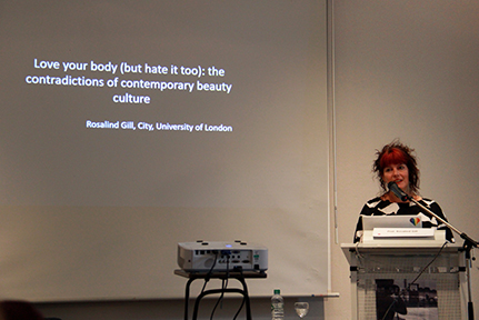 „Love-your-Body“-Botschaften einerseits, Körper-Optimierungs-Apps andererseits: Rosalind Gill von der City University (London) zeigte die Widersprüchlichkeit aktueller Körperdiskurse auf der Tagung „Körperbilder-Körperpraktiken“ auf. Foto: UHH/Hoffkamp
