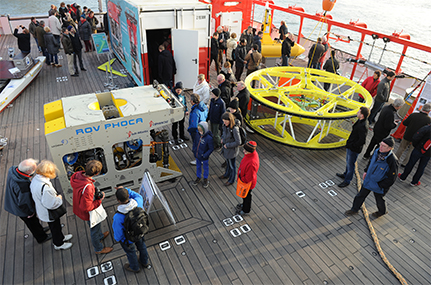 An Bord konnten Besucherinnen und Besucher sich die Forschungsgeräte ansehen. Foto: UHH/CEN/Zapf