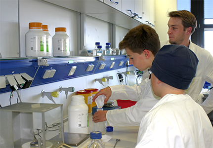 Was macht man so im Labor? Boys’ Day in der Mikrobiologie. Foto: AG Perner
