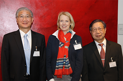 Vizepräsidentin Prof. Dr. Jetta Frost begrüßte den Präsidenten der National Taiwan University Prof. Dr. Pan-Chyr Yang (li.) und den Generaldirektor der Taipeh-Vertretung Hamburg Jian-Song Chu (re.). Foto: UHH/Szobries