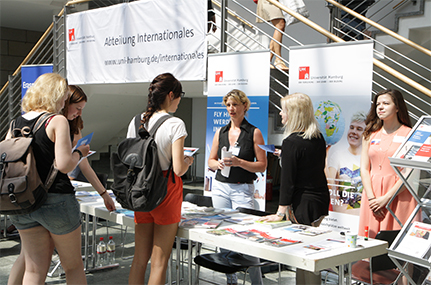 Rund 350 Studierende und Professoren besuchten die Informationsstände und holten sich Tipps für ein Studium, einen Forschungsaufenthalt oder ein Praktikum im Ausland. Foto: UHH/Szobries