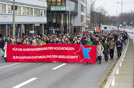 Der lange Demonstrationszug führte vom Dammtor Bahnhof zum Hauptbahnhof. Foto: UHH, RRZ/MCC, Arvid Mentz