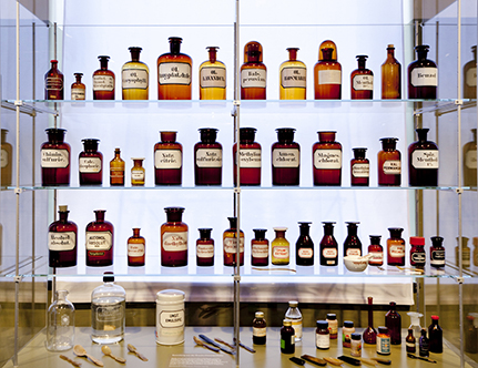 Ebenfalls eine wichtige Rolle in der neuen
Ausstellung spielt die Geschichte der Pharmazie.
Foto: Alexa Seewald