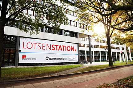 Das Verwaltungsgebäude am Mittelweg ist Sitz der „Lotsenstation“. Foto: UHH/Segschneider