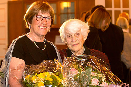Mit 102 Jahren hat Ingeborg Syllm-Rapoport nun ihre Promotionsurkunde im Rahmen einer Feier im Universitätsklinikum Hamburg-Eppendorf erhalten. Auf dem Bild ist sie zusammen mit ihrer Tochter, der Kinderärztin Dr. Susan Richter, zu sehen. Foto: UKE