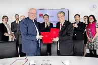 Zu aller Zufriedenheit: Prof. Dr. Dieter Lenzen und Prof. Dr. Yang Yuliang, der Präsident der Fudan-Universität, unterzeichneten einen Vertrag zum Studierendenaustausch. Foto: UHH/Schell