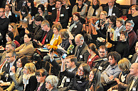 Smartphones hoch! Bei der Keynote von Dr. Markus von der Heyde war das Publikum aufgefordert, mitzumachen. Foto: Christian Barth, MMKH