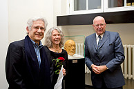 Universitätspräsident Prof. Dr. Dieter Lenzen enthüllte die Lebendmaske gemeinsam mit der Tochter und dem Sohn Emil Artins, Karin Tate und Tom Artin. Foto: UHH/Sukhina