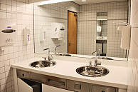 Großer Spiegel, moderne Armaturen: Blick in die neuen sanitären Anlagen. Foto: UHH