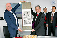 Als Gastgeschenk brachte der Präsident der Fudan-Universität eine chinesische Pergamentrolle mit Ansichten der Fudan-Universität mit. Foto: UHH/Schell 
