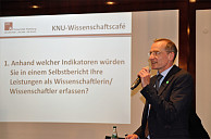 Prof. Dr. Alexander Bassen, leitender Direktor des KNU,  moderierte das Wissenschaftscafé. Foto: UHH/Schaper