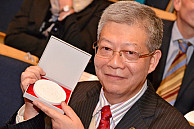 Prof. Dr. Yang Yuliang, Präsident der Fudan-Universität, erhielt die Ehren-Medaille von Prof. Dr. Dieter Lenzen überreicht.
Foto: Christian Stelling