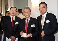 Der chinesische Wirtschafts- und Handelskonsul Pei Yonggui, der Präsident der Fudan-Universität Prof. Dr. Yang Yuliang und Dr. Jiang Feng, der Gesandte der chinesischen Botschaft in Berlin, trafen in Hamburg zusammen (v.l.). Foto: UHH/Schell