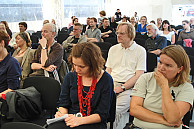 Das Publikum verfolgt gespannt die Podiumsdiskussion. Foto: Susanne Frane