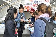 Einmal ans andere Ende der Welt reisen: UHH-Studierende informieren sich über die Austauschmöglichkeiten mit der Fudan-Universität. Foto: Geng