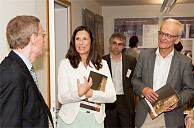 Prof. Dr. Michael Friedrich (links) im  Gespräch mit Bettina Rhensius-Krohn, Honorarkonsulin der Republik Mali, und Prof. Dr.  Hellwig Schmidt-Glintzer, Leiter der Herzog August Bibliothek Wolfenbüttel (rechts). Foto: UHH/Karsten Helmholz