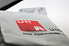 Die neuen Beutel, die in elegantem Grau gehalten sind, schmückt das of­fi­zi­el­le Universitäts-​Lo­go. Foto: UHH/Priebe