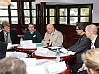 Die Gutachterkommission stellte Universitätspräsident Prof. Dr. Dieter Lenzen ihre Berichte vor. Foto: UHH/Kranz