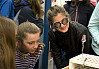 Begeisterte Gesichter in der Glasbläserei beim Girls’ Day in der Chemie. Foto: UHH/Marcel Völschow