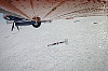 Meereisdicke-Messung mit dem Sensor EM-Bird. In der Luft wird  der Sensor vom Rumpf des Flugzeugs mit einer Winde herabgelassen und fliegt dann an einem langen Stahlseil in 15 Metern Höhe über das Meereis. Foto: E. Horvath/AWI